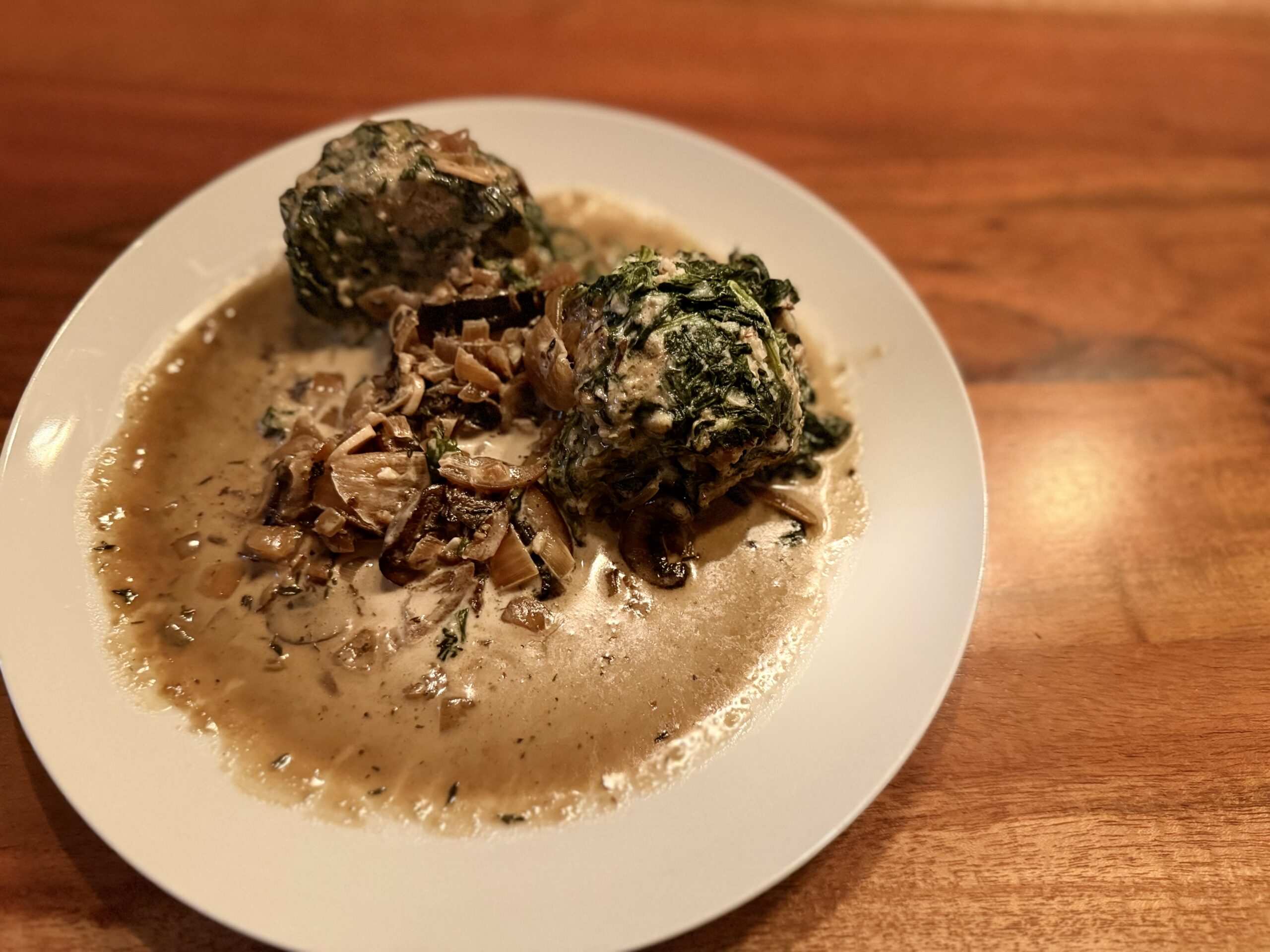 Spinatknödel mit Champignonrahmsoße