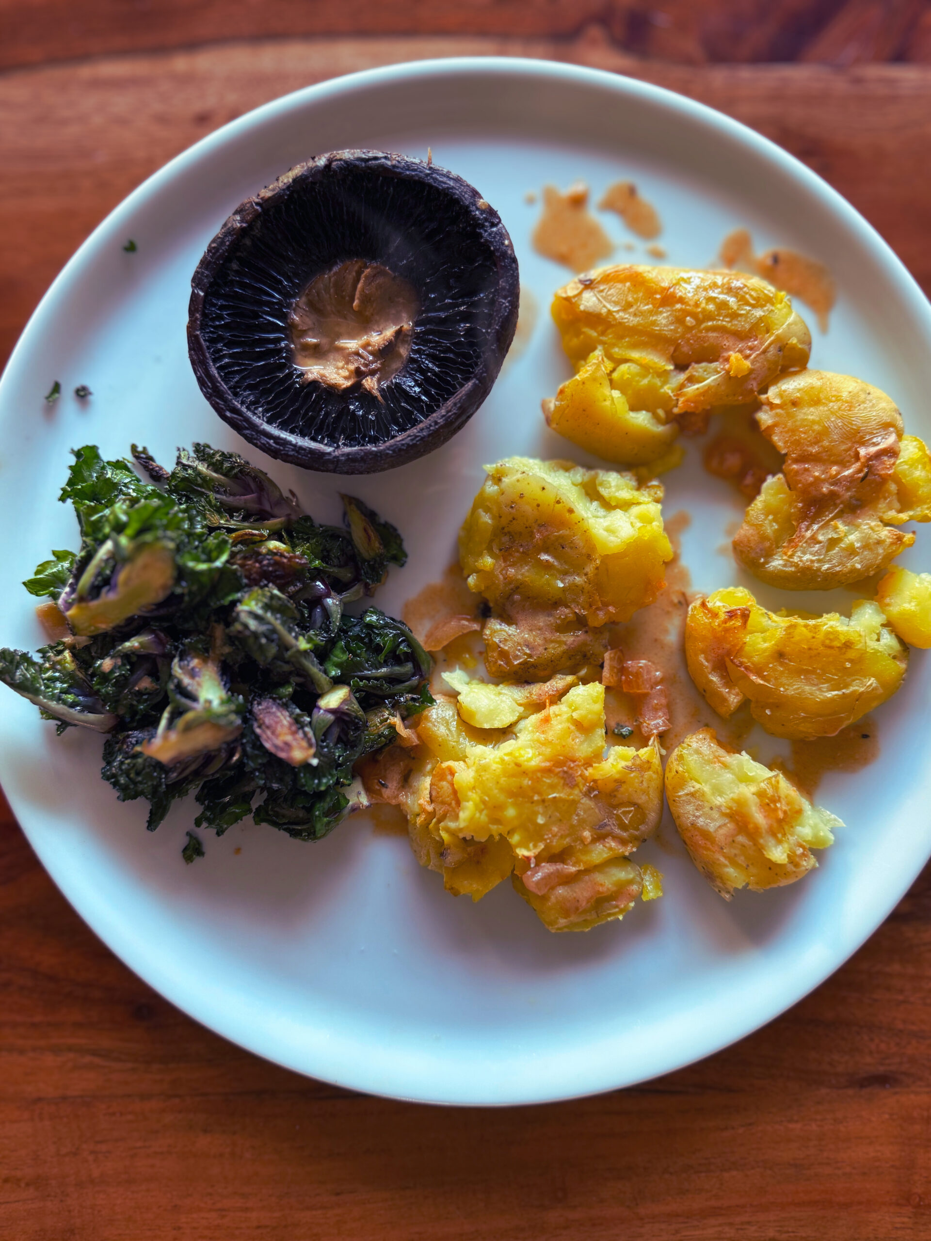 Smashed Potatoes mit Portobellos, Kohlröschen & würziger Rahmsoße